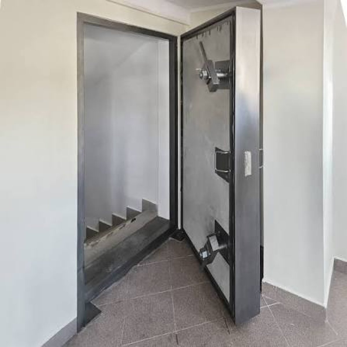 Gas-Tight Blast Door