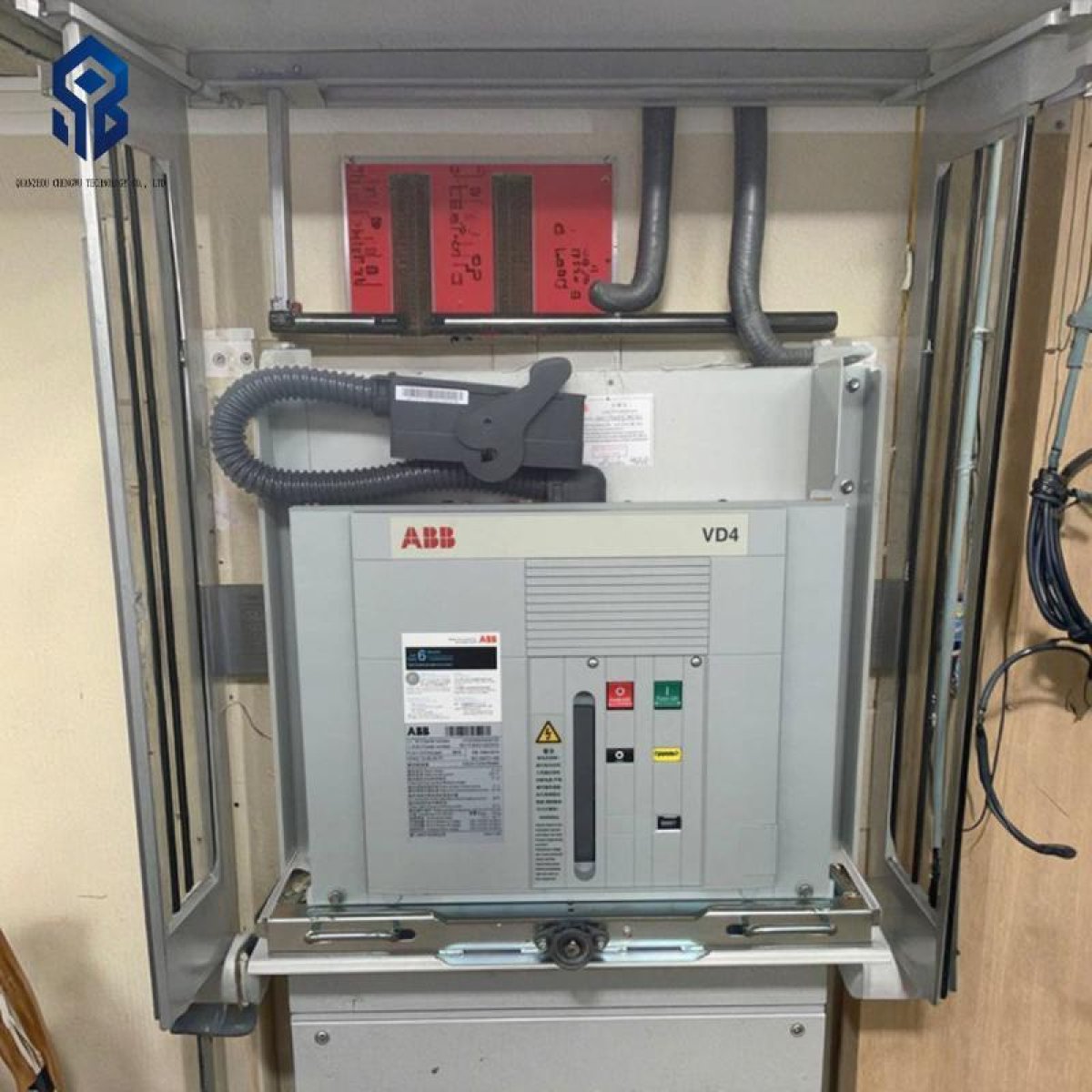 Vacuum circuit breakers