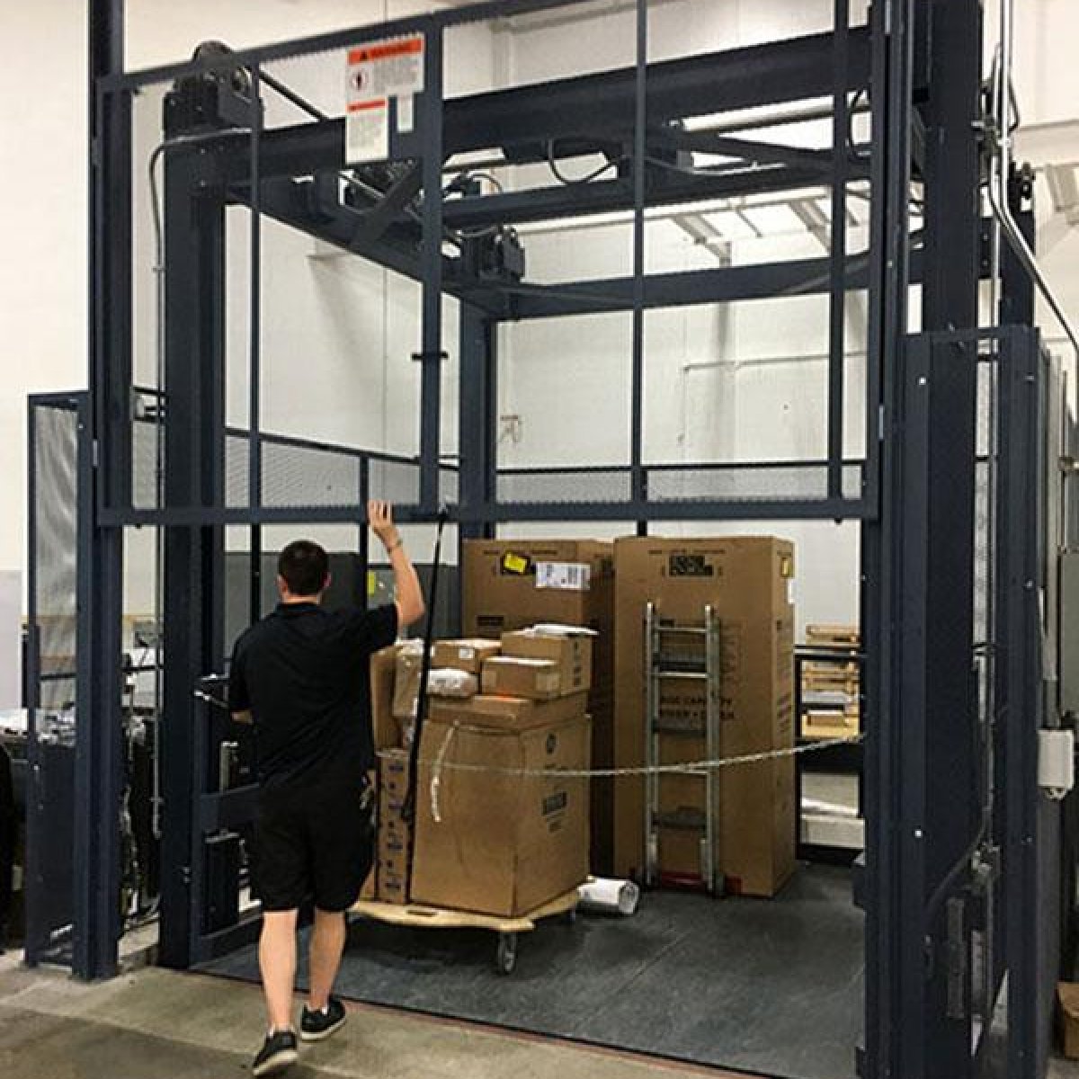 Traction freight lifts